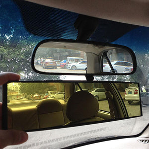 Rückspiegel mit weitem Sichtfeld im Auto